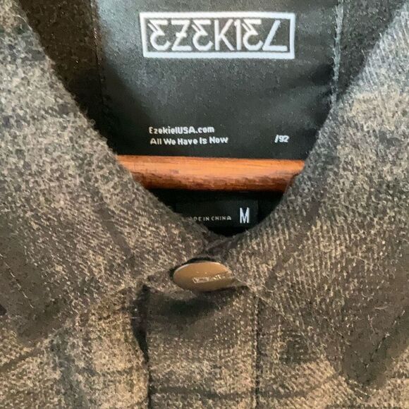 Ezekiel Grey and Black Buffalo Plaid Flannel Snap Up Shacket, Medium. Pockets! - Picture 4 of 13